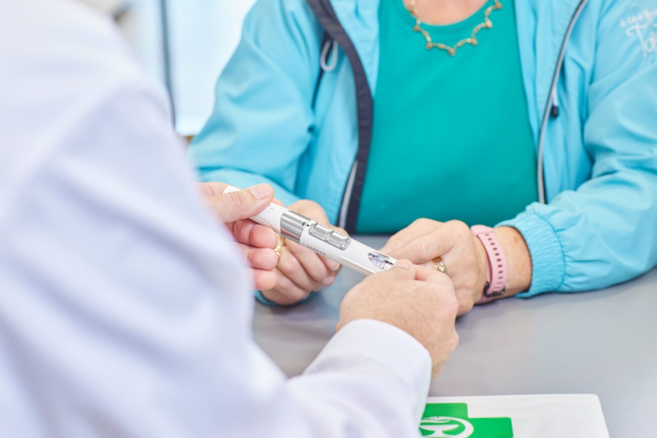 Biologisen lääkkeen antolaitteen opastus.