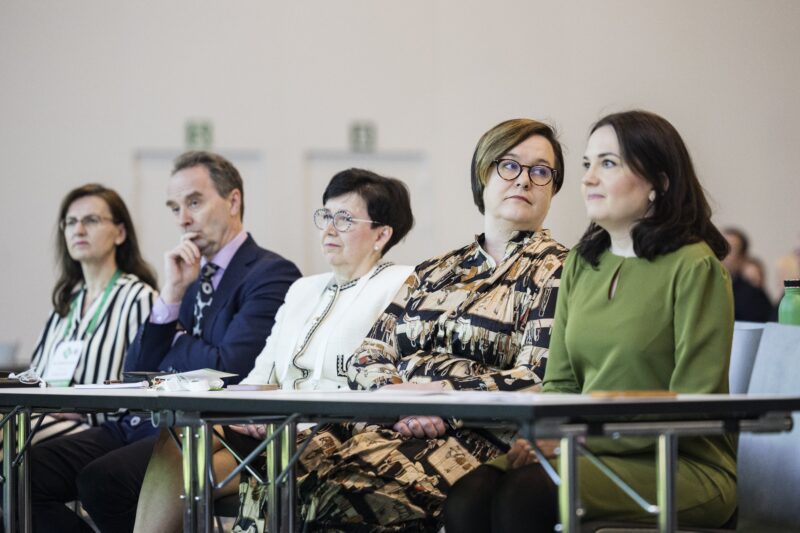 Sari Westermack, Lauri Pelkonen, Eija Pelkonen, Merja Hirvonen ja Sanni Grahn-Laasonen kuuntelivat esitystä Apteekkari 2024 -tapahtumassa.