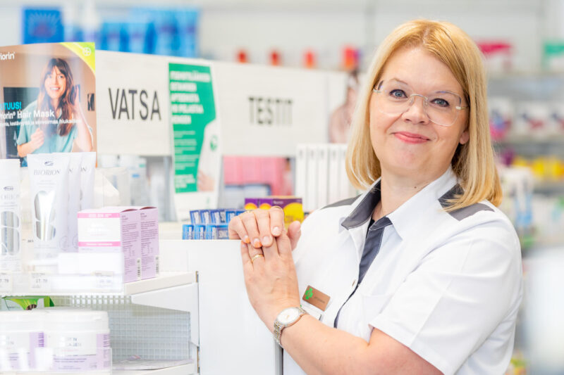 Outi Pirinen apteekissaan.