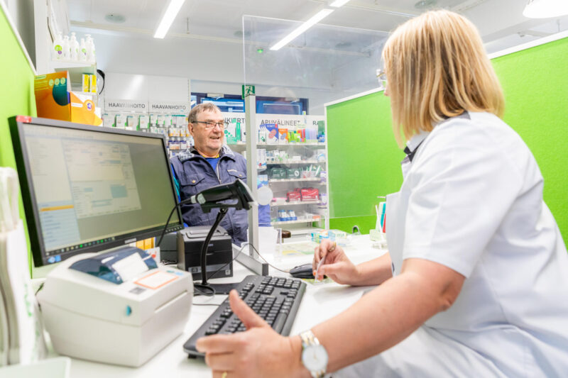 Tämän kuvan alt-attribuutti on tyhjä; Tiedoston nimi on apteekkari-outi-pirinen-12-800x533.jpeg