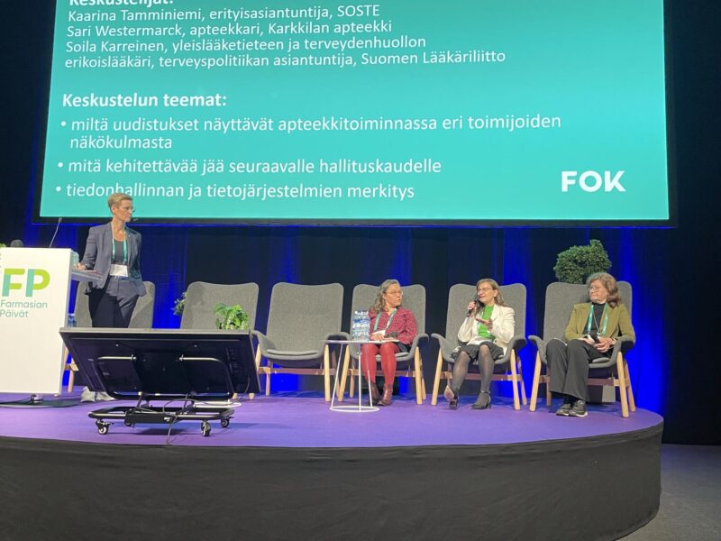 Tilannekuva paneelista. Kuvassa panelistit ja juontaja Susaanna Korpivaara.