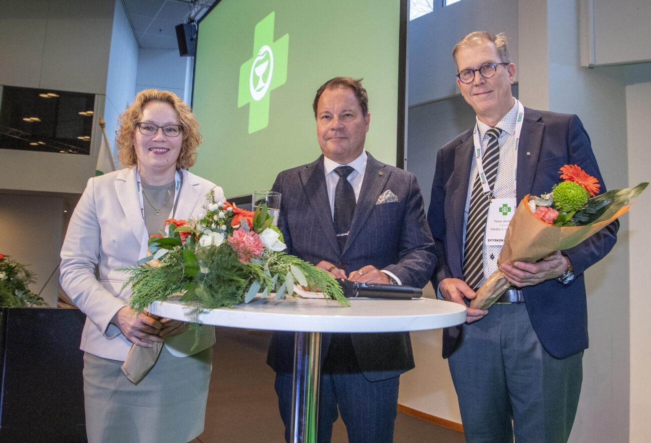 Apteekkariliiton puheenjohtajisto yhteiskuvassa.