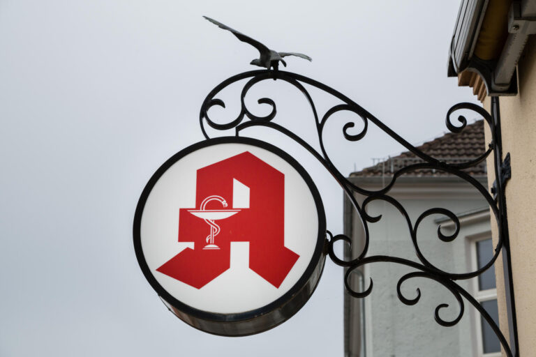 Apteekin kyltti Saksassa.