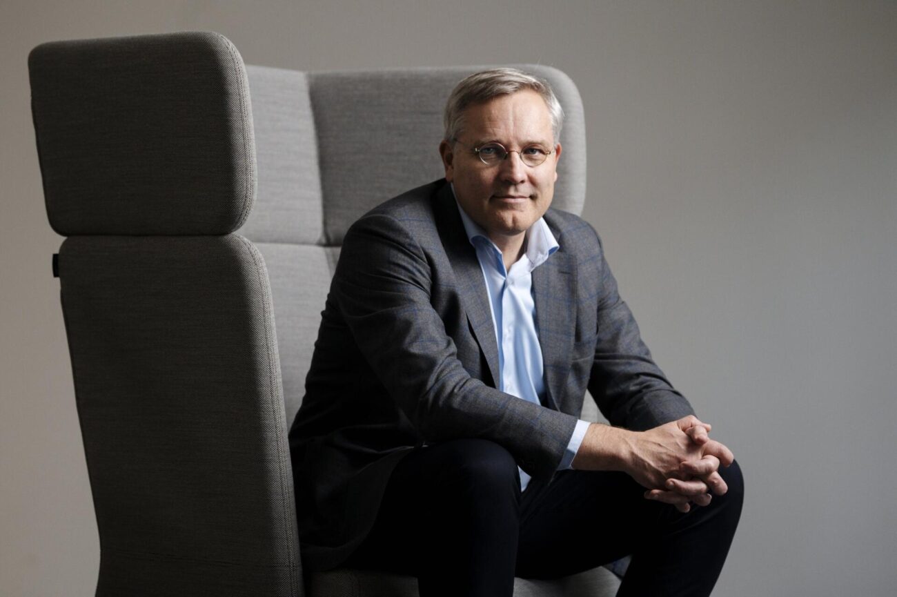 Mikael Pentikäinen istumassa nojatuolissa.