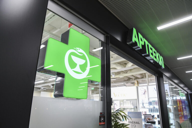 Kuva apteekin sisäänkäynnistä