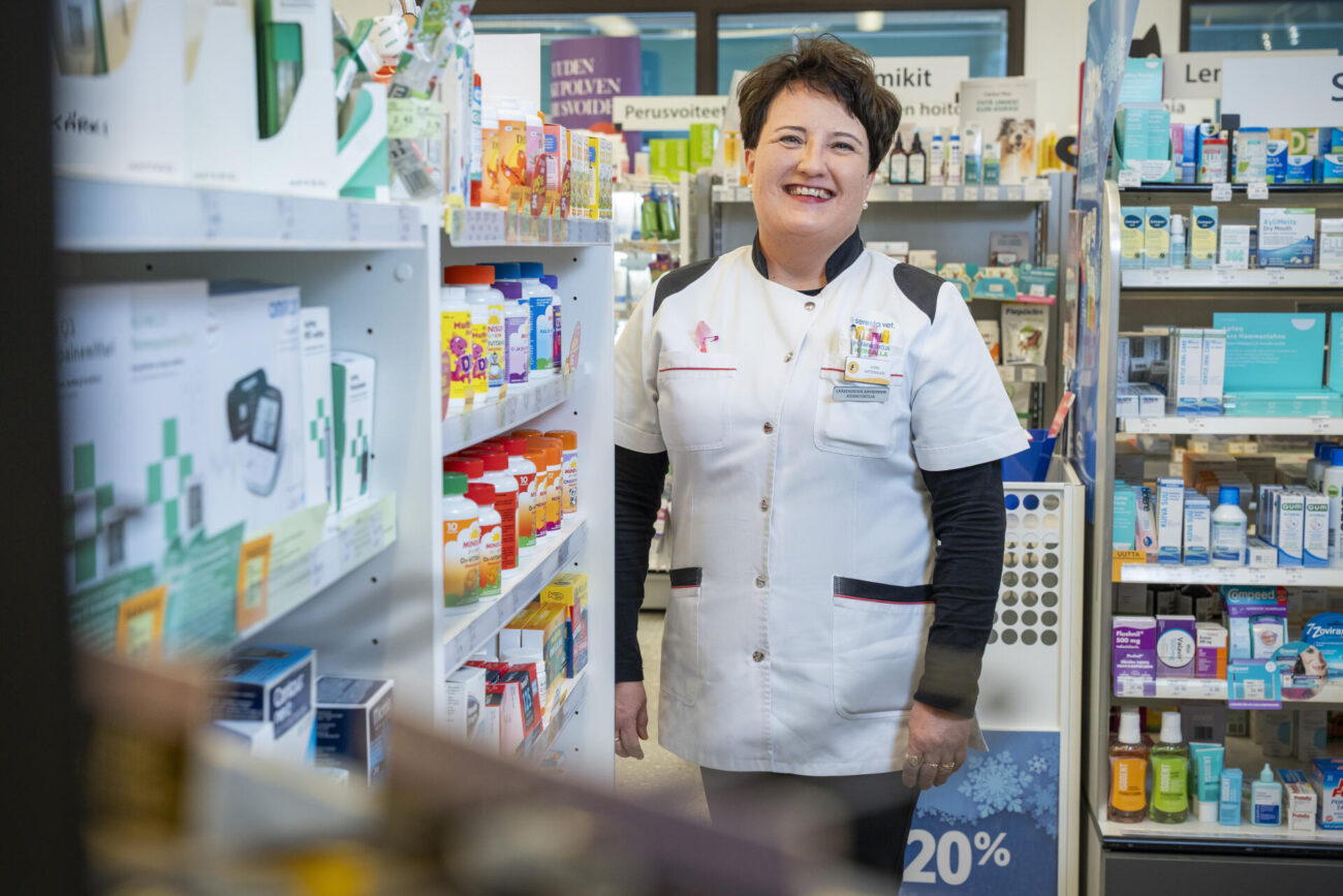 Apteekkari Kirsi Putkonen kuvattuna apteekissaan.