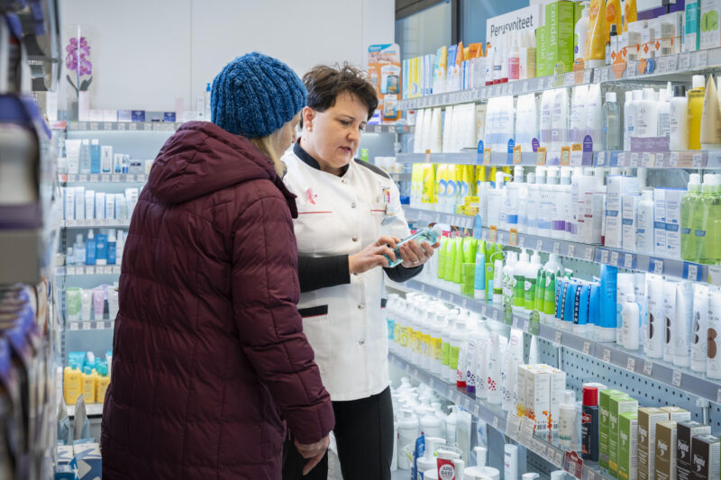 Kirsi Putkonen neuvoo asiakasta itsehoitolääkkeen valinnassa.
