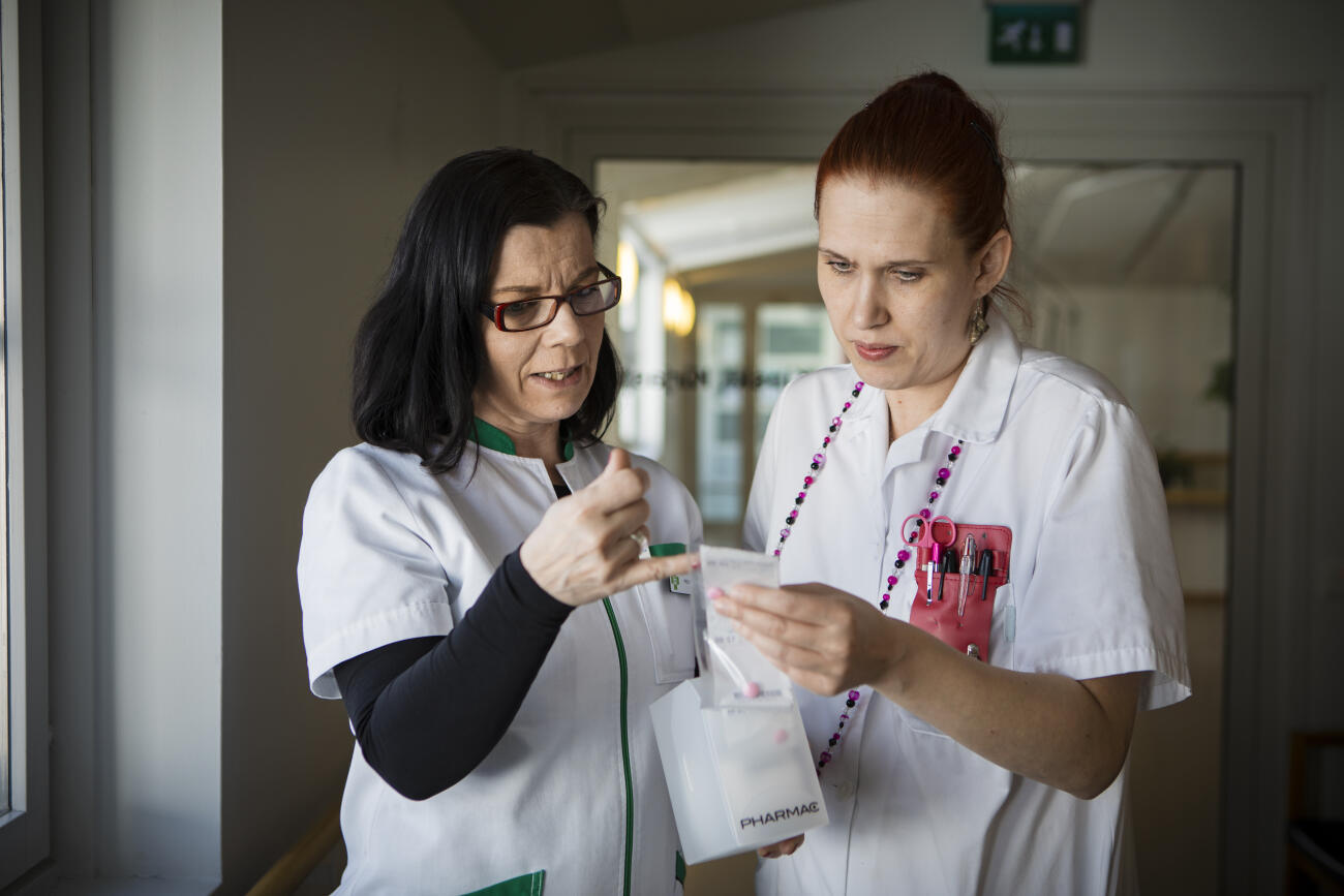 Sairaanhoitaja ja apteekkiproviisori tarkastelevat annosjakelun pusseja. Kuva Eeva Anundi.