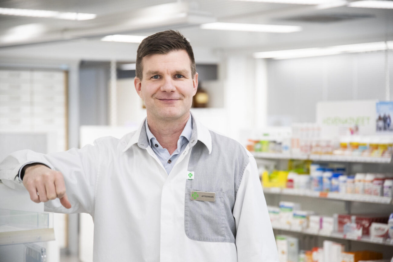 Nakkilan apteekin apteekkari Lasse Rautiainen kuvattuna apteekissaan.