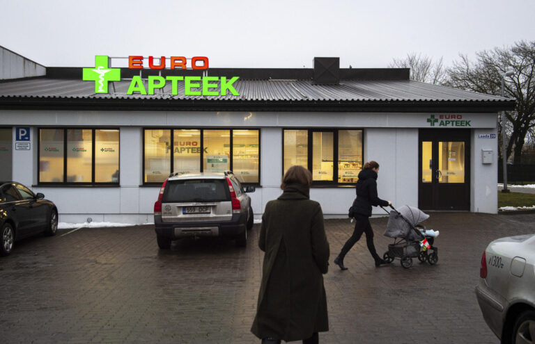Kuva virolaisen apteekin edustalta.