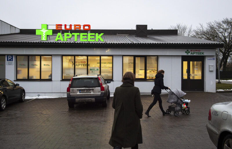 Kuva virolaisen apteekin edustalta.