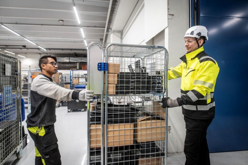 Kuusankosken työntekijät siirtämässä turvajätteitä.