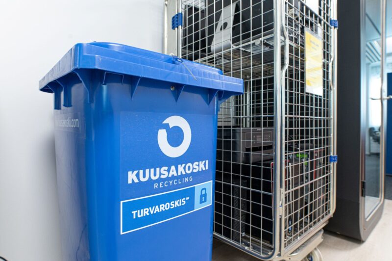 Kuva sinisestä turvaroskissäiliöstä.