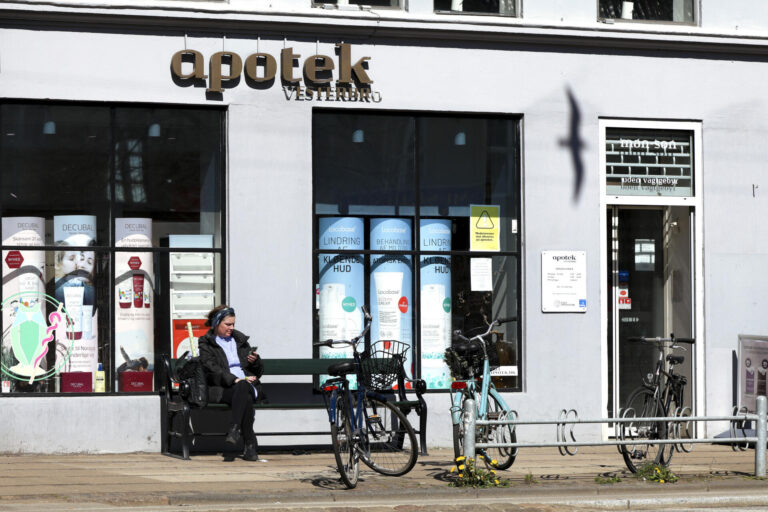 Ulkokuva apteekin edustalta Kööpenhaminasta.