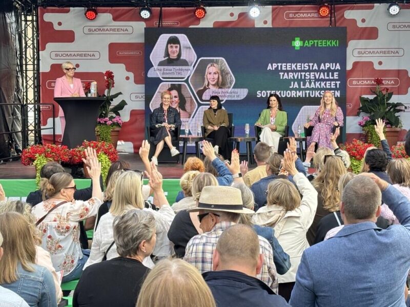 Kuva SuomiAreenan keskustelusta. Ylesiä viittaa, kun juontaja kysyy kuinka moni on saanut avun viavaansa apteekista