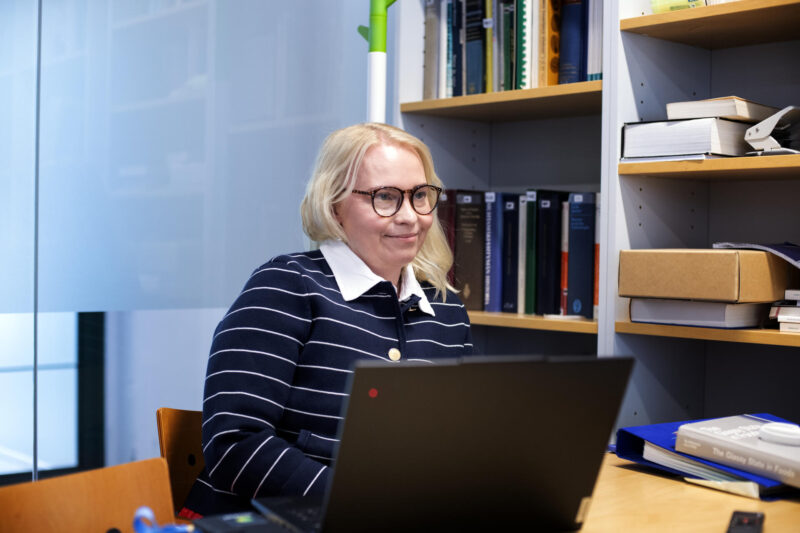 Katri Aaltonen tietokoneen ääressä.