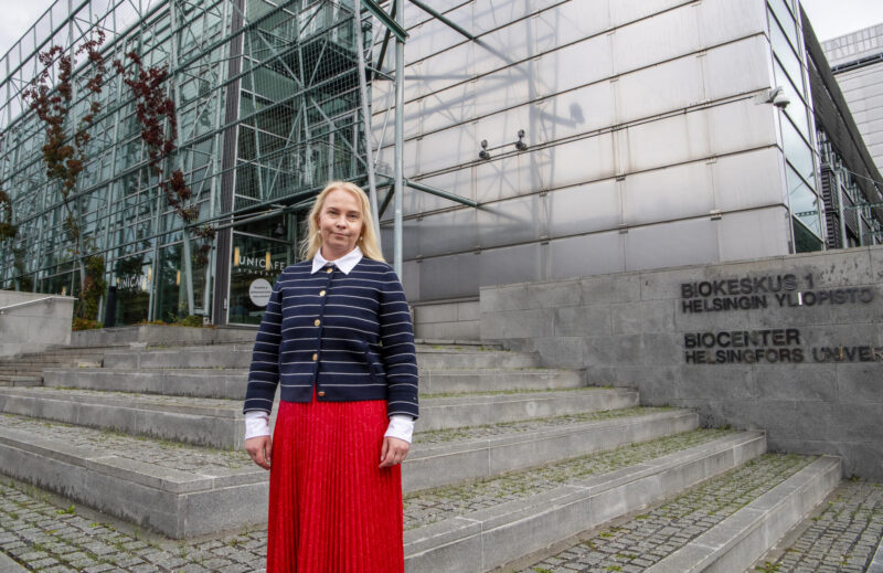 Katri Aaltonen Helsingin yliopiston Biokeskuksen portailla.