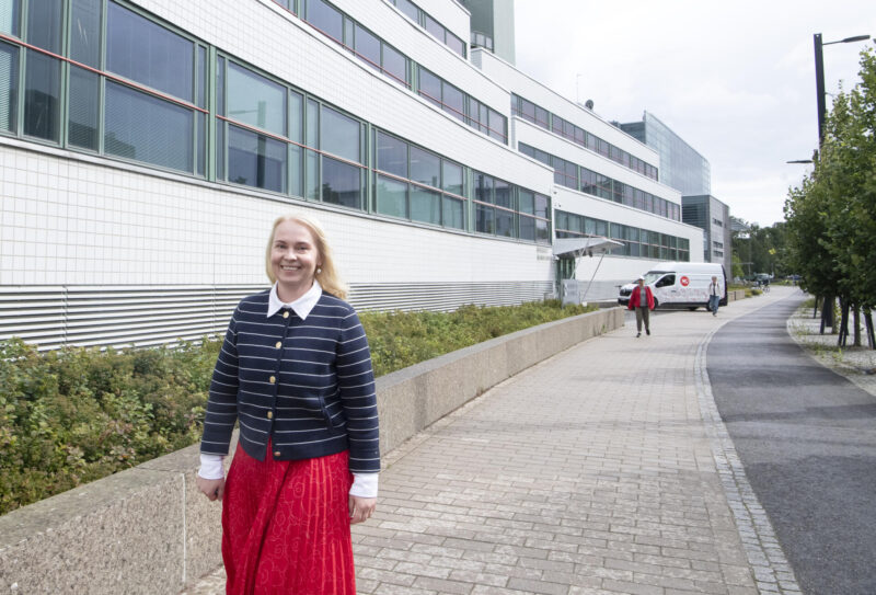Katri Aaltonen kävelemässä Helsingin yliopiston Viikin kampuksella.