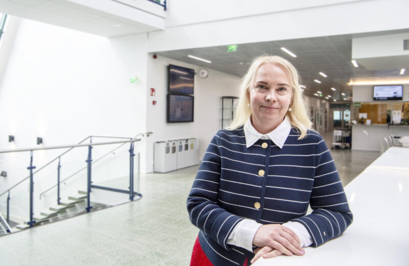 Katri Aaltonen Biokeskuksen aulassa.