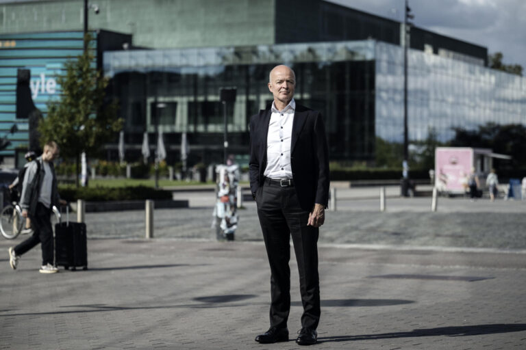 Antti neimala kuvattuna Helsingin keskustassa, Musiikkitalon edustalla.