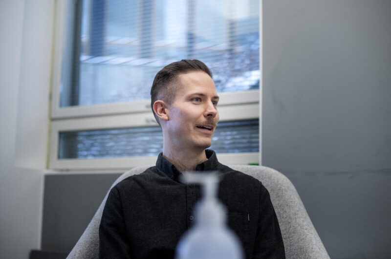 Aleksi Westerholm kuvattuna sosiaali- ja terveysministeriössä.