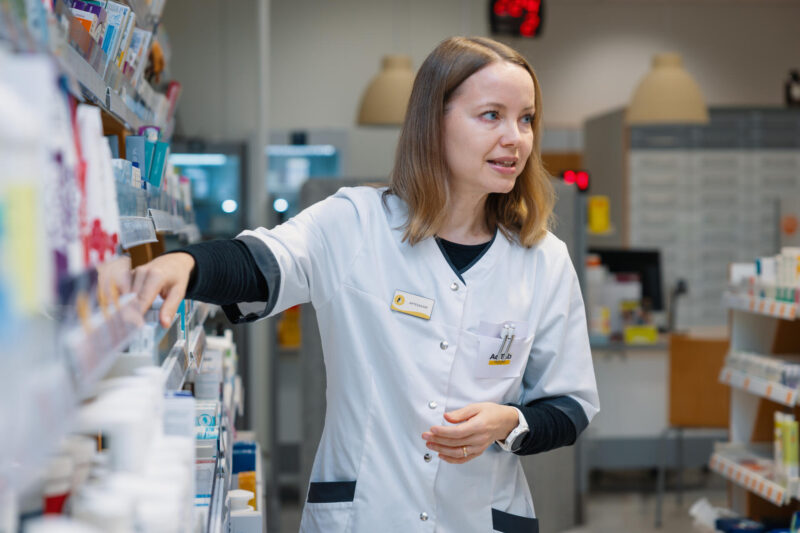 Hanna Ylä-Rautio kuvattuna apteekissaan.