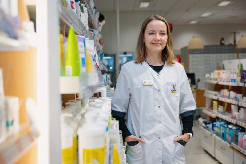Apteekkari Hanna Ylä-Rautio apteekissaan.