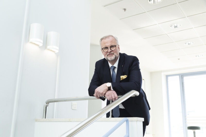 Risto Kanerva kuvattuna portaikossa.