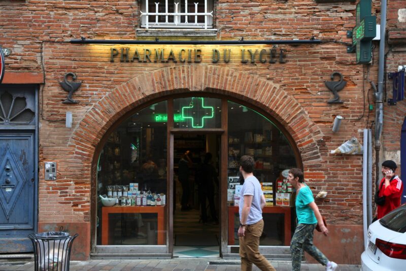 Apteekki kuvattuna kadulta Toulousessa Ranskassa.